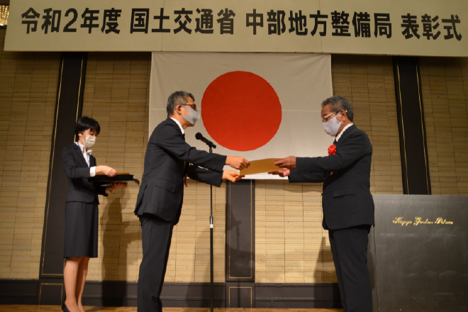 令和2年 局長表彰　社長賞状授与